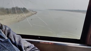 घाघरा नदी नहा रहे थे बहुत सारे लोग | Surendra Kumar