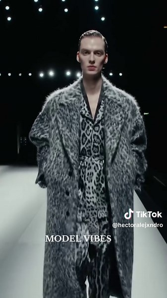 Caminando como modelo en la calle: Estilo y talento