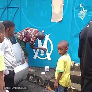 Le supporter parisien qui a effacé le logo du PSG de sa boutique ce matin aux Comores, vient de le remplacer par celui de l’OM cet après-midi. 😍😂 Souhaitons lui la bienvenue chez nous 😂💙 Allez l’OM 🔵⚪️ | Marseillais dans l'âme