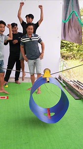 Thử thách đá bóng vào thùng phuy đang chạy
