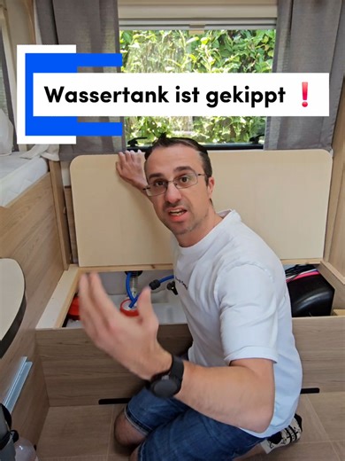 Solltest du deinen Wohnwagen Wassertank nach jeder Reise entleeren Ja oder nein Definitiv ja Warum Dein Wohnwagen Wassertank Wasser kann jederzeit kippen aber das ist noch nicht alles Im stehenden Wasser bilden sich sehr schnell Bakterien Weil das Wasser nicht in Bewegung ist können sich dort viele Bakterien bilden und genau deswegen solltest du den Tank nach jeder Reise entleeren Und bitte auch nicht vergessen die Leitungen zu entleeren Wenn du nur ein paar Tage oder auch einige Wochen zu Hause
