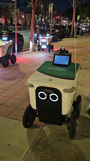Food Delivery Robot Gang in Westwood #deliveryrobot #robotics ‪@MiracleMiles‬
