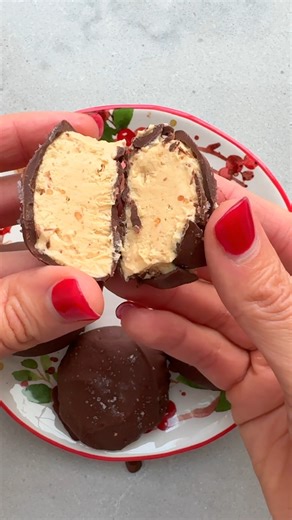Peanut Butter Greek Yogurt Bites - these are seriously so good and remind of Clio greek yogurt bars! | Feel Good Foodie