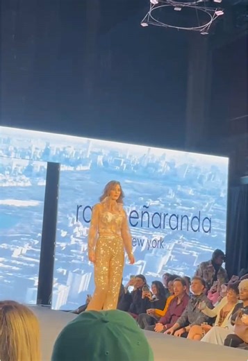 Desfile de Stephany Abasali en la New York Fashion Week