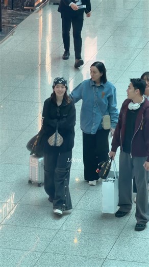 Cái góc quay này rất hoài niệm của fan K-pop là sẽ thấy fansite quay từ góc này xuống. Đặc biệt là hoài niệm Récord với First Love fansite ruột của vợ iu Rosé. Cảm ơn HQ đã iu thương N'Orm ❤️#OrmKornnaphat #ออมกรณ์นภัส