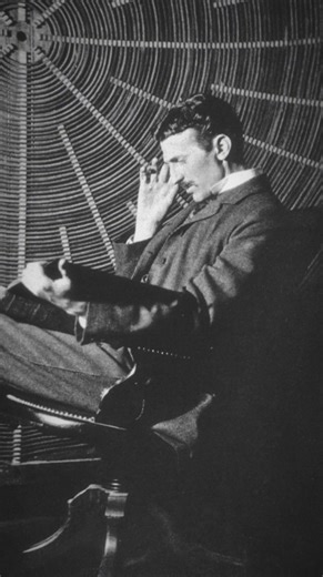 ⚡ Никола Тесла и мистерията на машината за земетресения ⚡ В края на XIX век, в лабораторията си на Хюстън стрийт в Манхатън, Тесла поставя малко устройство върху стоманена греда. Минутa по-късно съседите му паникьосани излизат навън – стените се тресат, прозорците звънят, а всички мислят, че Ню Йорк е ударен от земетресение. Полицията нахлува, а Тесла разбива машината с чук. Това било неговият „осцилатор“ – резонансна машина, която според него можела да влезе в синхрон с честотата на всяка конст