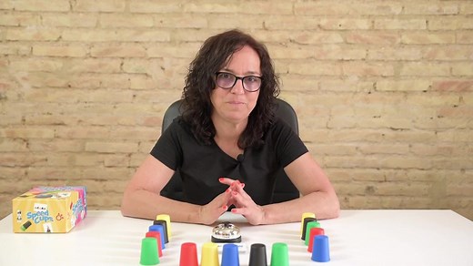 [VÍDEO] Speed Cups es uno de los juegos más dinámicos que conozco y que favorece la concentración y la rapidez de respuesta. Pueden jugar de dos a cuatro personas a partir de 6 años y hasta 99. Un día me lo llevé a un cumpleaños y fue increíble ver como los adolescentes dejaron a un lado el móvil para jugar con él durante casi dos horas. No solo eso, sino que como el juego es para cuatro personas, se turnaban para jugar niños y niñas de 6 a 18 años. Créeme, lo vi con mis propios ojos. Espero que