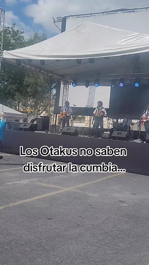 Otakus bailan la cumbia Mercado Otaku #baile #otaku #cumbia #anime | Audífono