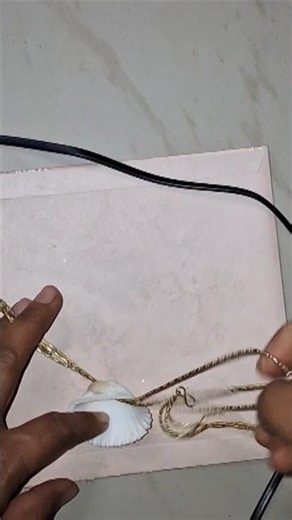 make a shell necklace with me!! 🐚seashell crafts #shelljewelry #beachlife #beachshells