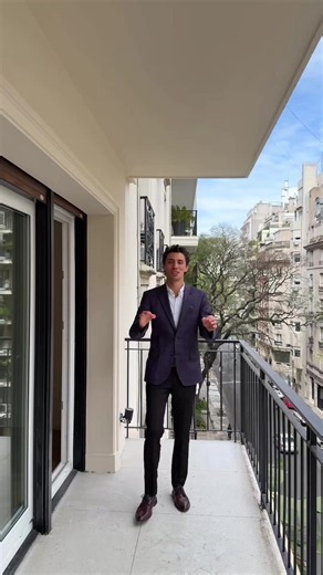 📐 252 m² (238 m² cubiertos 14 m² descubiertos) El departamento en alquiler que no aparece todos los días en Recoleta. Piso al frente totalmente reciclado, en un edificio de gran categoría sobre Av. Alvear y Montevideo, pensado para vivirlo en serio. • 🏛️ Piso al frente, muy luminoso, orientación noroeste • 🚪 Palier privado (2 departamentos por piso) • 🛋️ Living con salida al balcón • 🚪 Toilette de recepción • 🛏️ Dormitorio principal doble (originalmente dos) en suite, con salida al balcón 