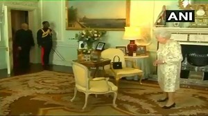 #WATCH: Prime Minister Narendra Modi met Queen Elizabeth at Buckingham Palace in London. #ModiInLondon Narendra Modi PMO India Keep following us on Twitter :https://twitter.com/news24tvchannel | News24