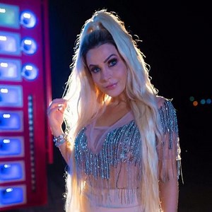 ESCRIBÍ UNA CANCIÓN SOBRE EL AMOR PROPIO - MILA - LETRAS.COM