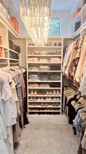 November is the perfect time to let go of what’s not working — before the holidays hit, the guests arrive, or the year ends. Here are 20 things I recommend decluttering this month 👇 1. Expired pantry items 2. Chipped mugs dishes 3. Paper clutter old mail 4. Mismatched food containers 5. Summer shoes sandals 6. Extra tote bags 7. Half-used candles 8. Outgrown kid clothes 9. Random cords chargers 10. Broken decor 11. Unused seasonal décor 12. Freezer burn items 13. Old gift wrap 14. Manuals for t