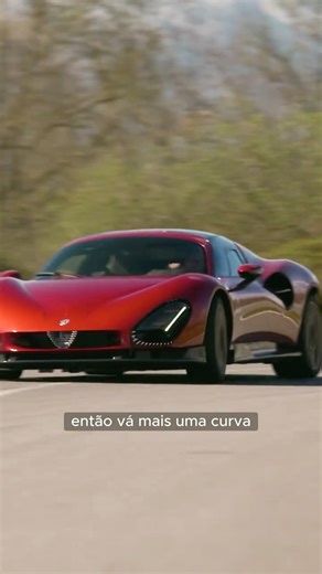 Qual é que acham que foi um dos carros que o @o_guilhermecosta mais gostou de conduzir em 2025? Conduzir um Alfa Romeo 33 Stradale não é para qualquer um, muito menos com controlo de tração desligado. Clip retirado do episódio 115 do Auto Rádio “OS CINCO CARROS em 2025 que mais GOSTÁMOS DE CONDUZIR” 🎧 Já disponível no YouTube, Spotify e Apple Podcasts. O Auto Rádio é um podcast da Razão Automóvel com o apoio do @piscapisca.pt, o portal de usados onde podem encontrar o vosso próximo carro. | Raz