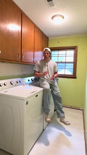 Old cabinets have seen better days #cabinetmakeover #cabinetremodel #diycabinet #renew | Dreww