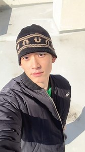 MUSINSA 무신사 on Instagram: "총으로 빵! 쏘면 입혀지는 #이스트쿤스트 스타일리시한 오늘의 브이로그 재밌게 봐주세요. 🛍️ 제품 보기를 눌러 아이템을 확인하세요. #무신사 #릴스 #REELS #비니 #패딩 #니트 #패션 #OOTD #겨울코디"