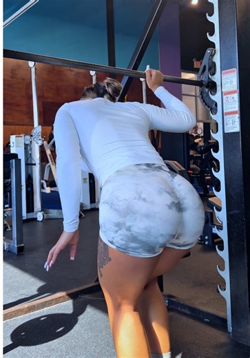 Using the smith machine helps maximize muscle engagement and refine squat mechanics for better functional power… #legday #workout #tips #gymgirl #fitnessmodel