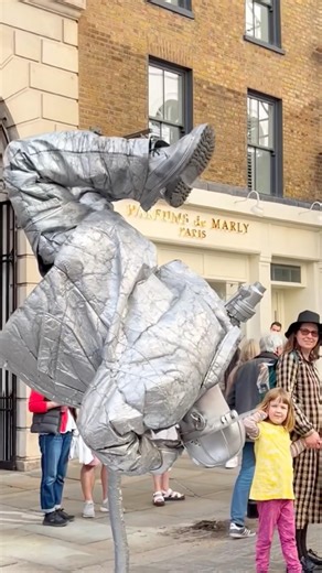 Confusing the audience is my speciality. #valentinethestatue