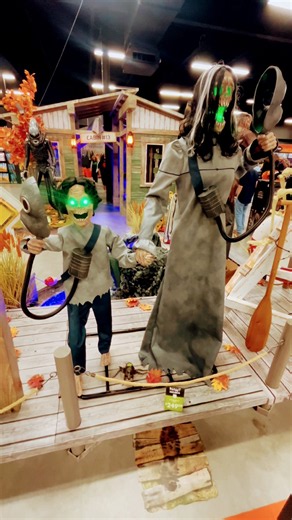 “5 Ft 7 In Doomsday Duo Animatronic” @spirithalloween #halloween #spirithalloween #animatronics