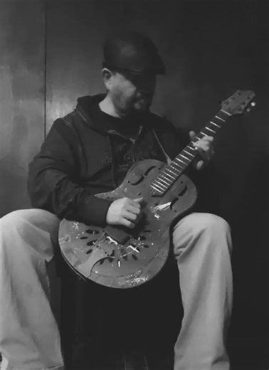 Discovering the Resonator Guitar in Delta Blues