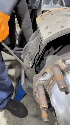 Changing Drum Brakes on Freightliner Cascadia - Step-by-Step Guide