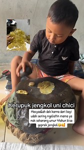 456K views · 2.9K reactions | Masyaallah nak Karena dari umur 1tahun ngeliatin Mak nya bikin kerupuk ..kalo uni lagi goreng pasti 1kerupuk harus dia bikin dan dia selesaikan tanpa boleh diperbaiki Kelak kamu jadi anak yang rajin sukses dunia akhirat ya nak #kerupukjengkol #jengkolenak #empingjengkol | Chici Ratna Sari | Facebook