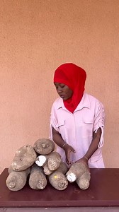 #ambassadricefasodanfanietkokoduna #lesrecettesdetma #tmateam Hier j’ai partagé exactement 55 kits d’ignames bouillies avec une sauce aux œufs brouillés accompagnée de boulettes de viande hachée. C’était important pour moi de faire cette recette parce c’est le plat favoris de ma maman chérie. Celle qui m’a tout appris en cuisine.Quand j’ai pris mon courage à deux mains, pour publier ce que je fais pour les enfants dans l’ombre depuis 2 ans maintenant je ne m’attendais pas à autant de retours pos