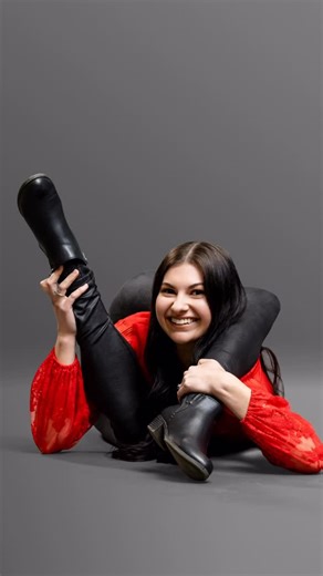 Toria Summerville on Instagram: "New Year, new limits to bend ✨ Started off the year with a photoshoot with the incredible @vitoamati and @cirque_revolution team 🎉 #contortionist #lifestyle #circus #acrobatics #circuslife #contortion #acrobat #performer #explore #artistgrowth #trainhard #disabledartist #inclusivearts #performerlife #movementartist Video description: A female circus performer in a photoshoot setting with a grey background performing various contortion tricks on the ground