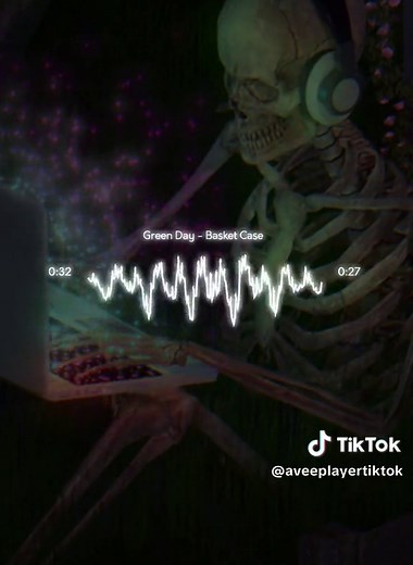 Green Day - Basket Case Lyrics Video