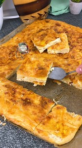 Placinta cu foi facute in casa si branza multa cu marar, reteta bunicii mele. Reteta 1 kg faina 500 ml apa 7 gr drojdie uscata 1 lingurita zahar 3 linguri otet 10 gr sare 7 linguri de ulei 1 ou Umplutura 1 kg telemea de vaca sarata 2 oua marar 4 linguri de bulgarasi de branza cu smantana | Ella Cooking