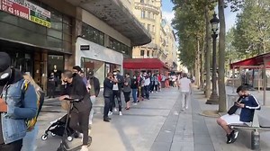 77K views · 3.2K reactions | La file d'attente pour un maillot Messi devant la boutique du club du PSG aujourd'hui  | Fans de Barcelone | Facebook