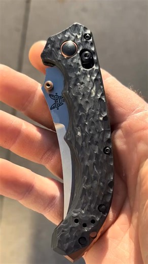 That rare mix of small size and big capability. CPM-S90V steel and a bold scimitar profile make this a compact tool built to outperform. • High-end S90V for durability and long edge life • Textured G10 for a confident, secure hold • Smooth AXIS-style operation for fast, easy access ✨ Precision you can trust every day. #MiniBedlam #CompactPower #EverydayCarry | InMivo-X