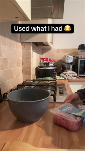 10 Pork and apple burgers for the freezer. I don’t have a burger press so cookie cutter and pint glass had to do 😂😂. It worked lol Made some meatballs too with the leftover mixture #burgers #porkandappleburger #experimentingwithfood #freezerprep