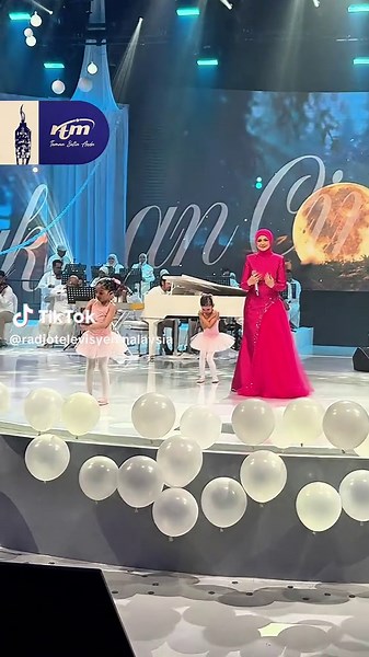 Mana “SitiZoners”? Tunggu ada konsert istimewa daripada Datuk Seri Siti Nurhaliza di TV2, Raya ini ❤️ #AkuCintaPadamuSitiNurhaliza30Tahun #RayaTetapRaya
