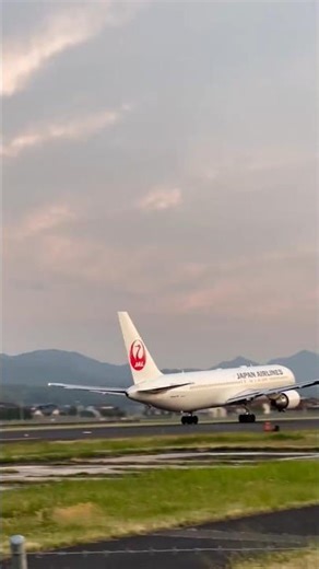 Why Airlines want to Overbook Flights? - Context Decoded #shorts