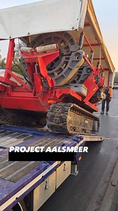 In Aalsmeer is Schadenberg Infratechniek bezig met het vervangen van een waterleiding voor PWN💧 In de video zien we hoe de buizen aan elkaar worden gelast met een machine. Vervolgens worden ze ingepakt met hout, zodat de buis beter beschermd blijft 💪🏻 Met behulp van een zware lier wordt er op deze manier ruim 1000 meter aan buizen de grond in getrokken: hoe vet is dat! #infratechniek #schadenberg #lassen #aalsmeer | Schadenberg Groep