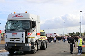 VIDEO. Crash test : quand un poids-lourd percute une camionnette d'autoroute