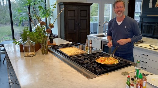 Ricardo cuisine un riz frit! Économique, coloré, rempli de légumes… c’est la recette tout indiquée pour passer les aliments du frigo! La recette ici 👉 https://bit.ly/34S2B66 | Ricardo Cuisine