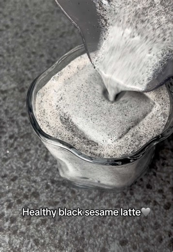 Ini tuh minuman fave aku banget😭🩶 nutty, creamy, earthy 😋 dan luckily manfaatnya buanyak yaaaaa gurls KWKWKW jadi aku tambah happy untuk enjoy this food! Plsss kaliaaan bisa cari tau lebih banyak lagi tentang manfaatnya si hitam ini ya, karena masih banyak yaaang belum kusebutin Healthy black sesame latte Rich in magnesium, iron, & protein🖤🩶🥹 Cara: Sangrai wijen hitam (aku beli yang udah dipanggang ya) Blender 2 sdm wijen hitam yang sudah diblender & 240ml susu Optional boleh tambahkan mad