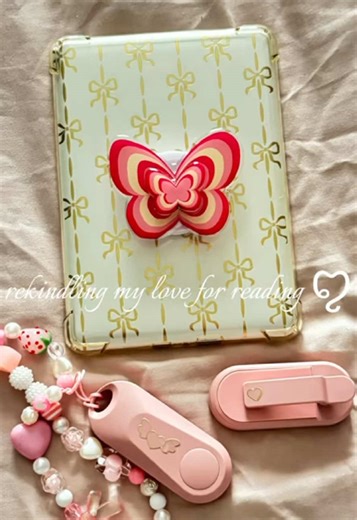 have been seeing so many people make these that i HAD to give it a try lol & im so glad i did because this may have been what i needed to finally make me more interested in picking up my kindle more having Libby now 🙂‍↕️🙂‍↕️ i used a page out of those card stock books from Joann's (😭 can't believe their closing where am i supposed to get affordable crochet stuff) now someone please convince me to get the magsafe popsocket 🫣 i really want one that matches the gold vibes 🤭 #kindleaesthetic #f