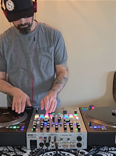 One Minute DJ Routine: Quick Turntablism Scratch Performance