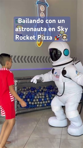 Sacando los pasos prohibidos con este astronauta 🧑🏻‍🚀 😂#viral #dance #cariñito #baile #shorts