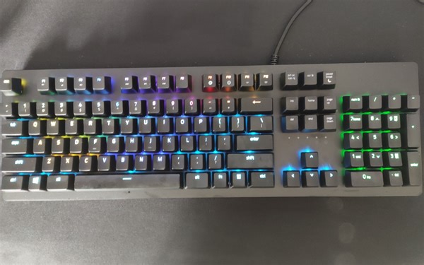 如何用雷云3设置雷蛇键盘灯光