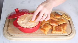 Using two ingredients, these flatbread chips are perfect for dipping! I used a variation of fathead dough. (*no eggs!) FULL RECIPE: https://www.thehungryelephant.ca/2017/03/28/fathead-flatbread/ BUY KETO CRAVINGS: ketocravingscookbook.com | The Hungry Elephant's Keto Recipes