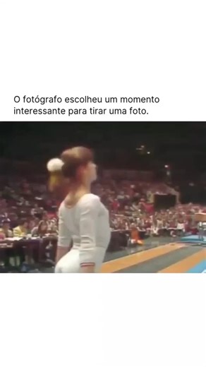 OLHA QUE CURIOSO on Instagram: "Nos siga (@olhaquecurioso) para mais curiosidades e fatos incríveis! ⁉️ Em 28 de março de 1976, a ginasta romena Nadia Comăneci, de 14 anos, posicionou-se na beira do tablado e se preparou para a segunda sequência acrobática de sua rotina no American Cup, uma competição internacional de ginástica. Ela executou uma série de movimentos acrobáticos antes de se lançar em um último salto para trás, desta vez fazendo um espacate no ar. No exato momento do salto, o flash