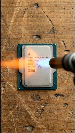 Overclocking the Intel CoreUltra9 285k to 1000°C 🔥😱 #gamingpc #pcbuild #hardware #intel #overheating