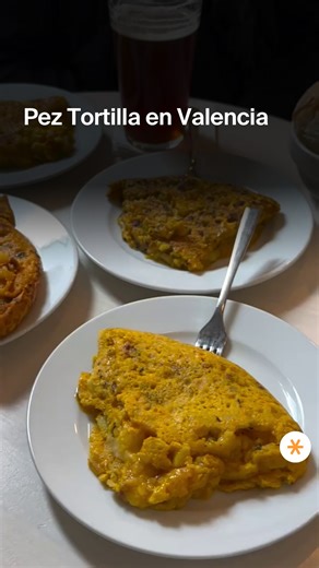 Tortillas súper cremosas (ojo a la de trufa y brie 🤤) y croquetas de otro nivel en pleno Ruzafa. ¡El sitio perfecto para compartir y probar cervezas artesanas! 🧀🔥 #valencia #gastro 📸 @foodies.valencia 📍 Dirección: Pez Tortilla (C/ dels Tomasos 7, Ruzafa) | Valencia Secreta