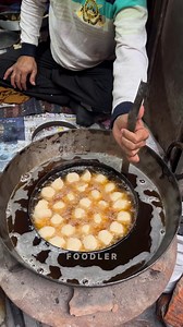 Amritsar की 80 साल पुरानी सबसे Unique मिठाई😱 | Foodler