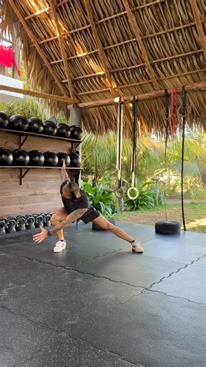 REACHING LATERAL LUNGE (AUDIO DESCRIPTION)