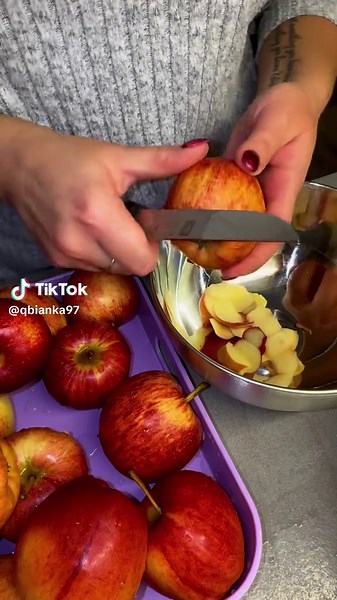 Az igazi omlós almás kalács, ahogy anyukámtól tanultam🍎❤️#apple #cake #homemade #fyp #magyartiktok Hozzávalók A tésztához: \t•\t70 dkg liszt \t•\t3 db tojássárgája (a fehérjét ne dobd ki, ezzel kenjük meg a tetejét) \t•\t250 g Rama margarin \t•\t4 evőkanál porcukor \t•\t1 citrom reszelt héja és leve \t•\t1 csomag sütőpor \t•\t2 nagy evőkanál tejföl \t•\t1 evőkanál zsír A töltelékhez: \t•\t3–4 kg alma (mérettől függően) \t•\t1 citrom leve és héja \t•\tFahéj ízlés szerint \t•\t2 vaníliarúd kikapa